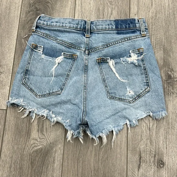 Abercrombie and Fitch High Rise Mom Short - Picture 3 of 6